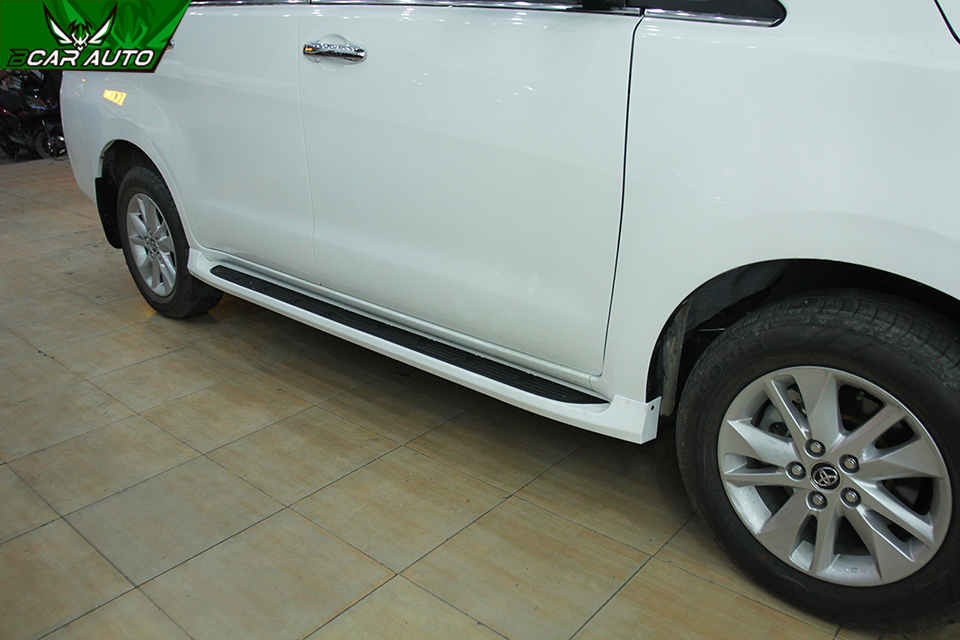 be-buoc-len-xuong-xe-innova-2497446