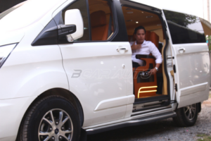 cua lua tu dong zin xe ford tourneo