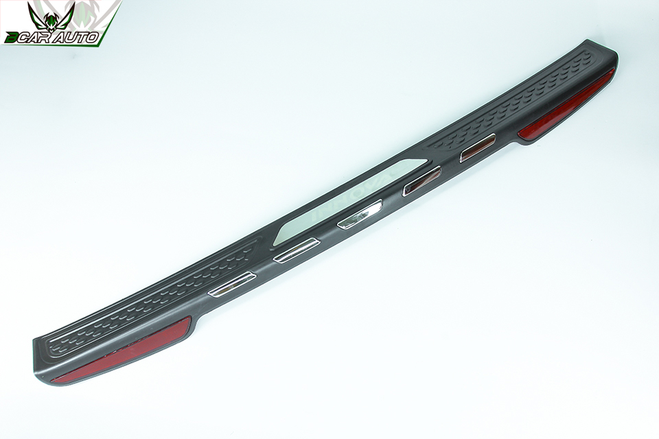 hinh-anh-nep-chong-tray-cop-sau-xe-toyota-innova-2796261