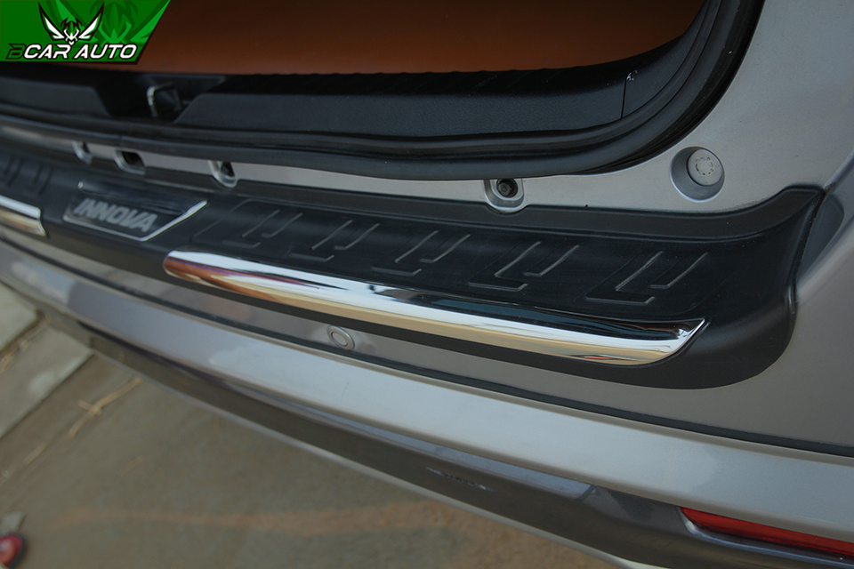 hinh-anh-op-chong-tray-cop-sau-innova-6542489