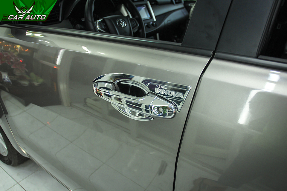 hinh-anh-op-tay-nam-chen-cua-xe-toyota-innova-5466224