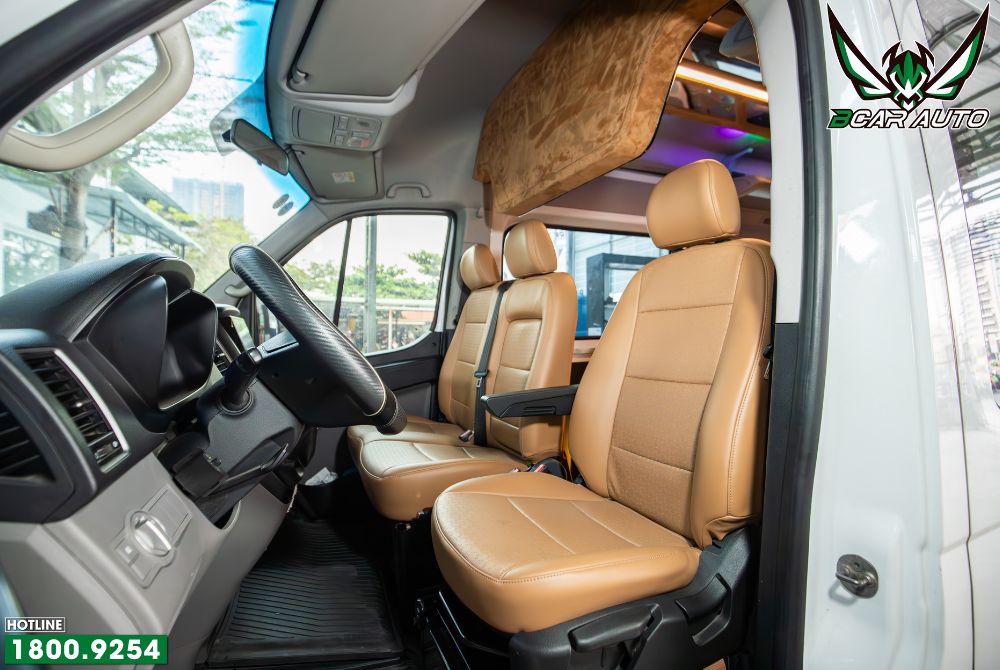 Khoang lái được bọc lại da giúp đồng bộ nội thất