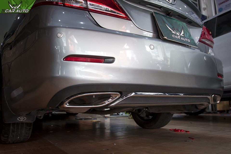 Lip chia pô xe Toyota Camry