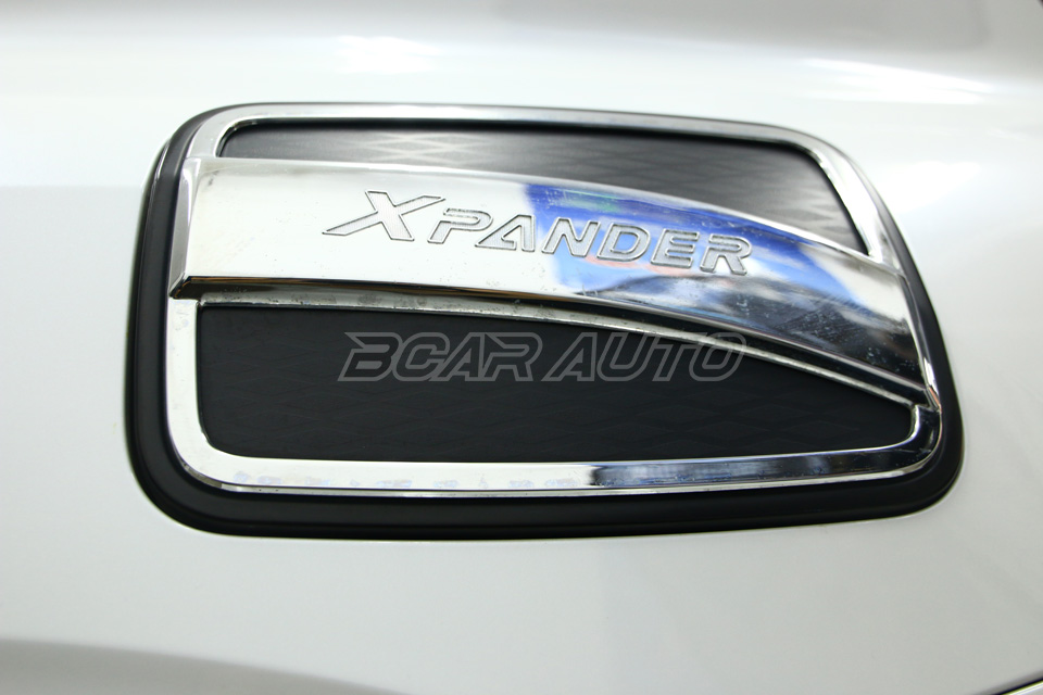 Ốp nắp bình xăng xe Mitsubishi Xpander