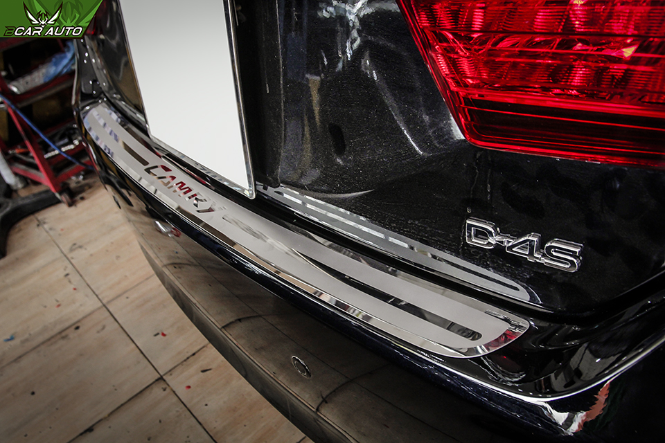 op-chong-tray-be-cop-sau-xe-camry-5385344