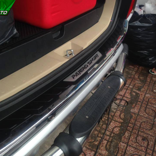 Ốp chống trầy cốp sau xe Mitsubishi Pajero Sport