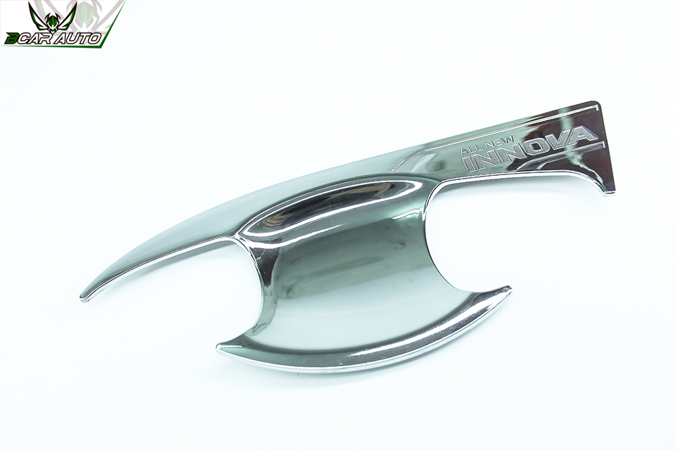 op-hom-chen-cua-xe-innova-5470666