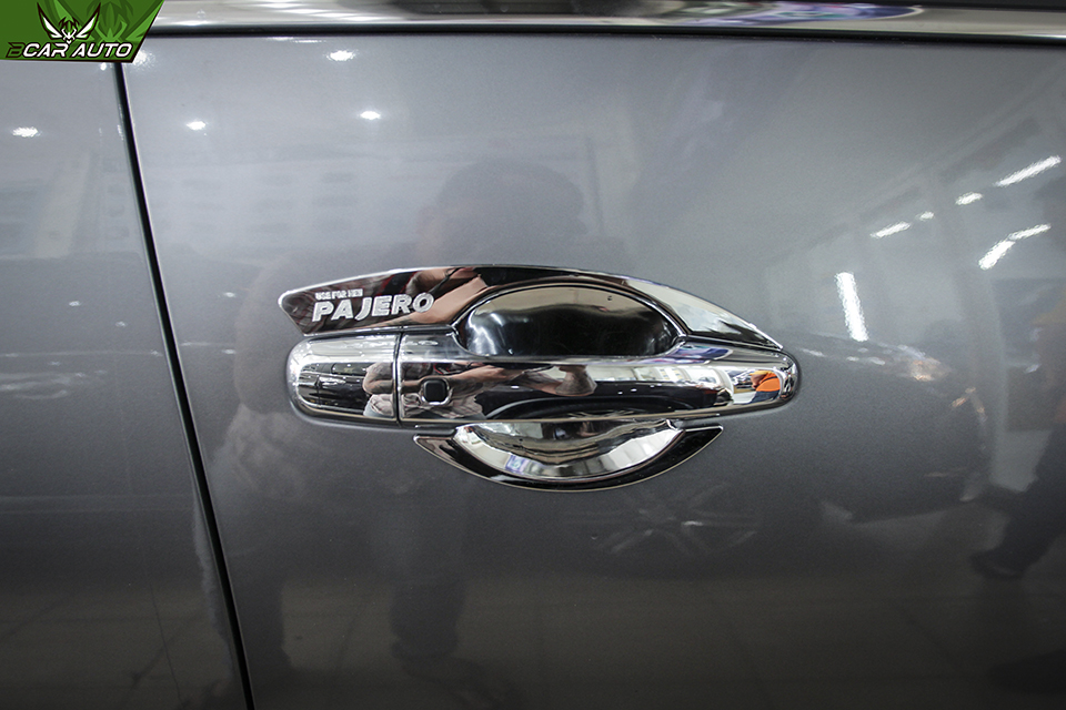 op-hom-chen-cua-xe-mitsubishi-pajero-sport-4582925