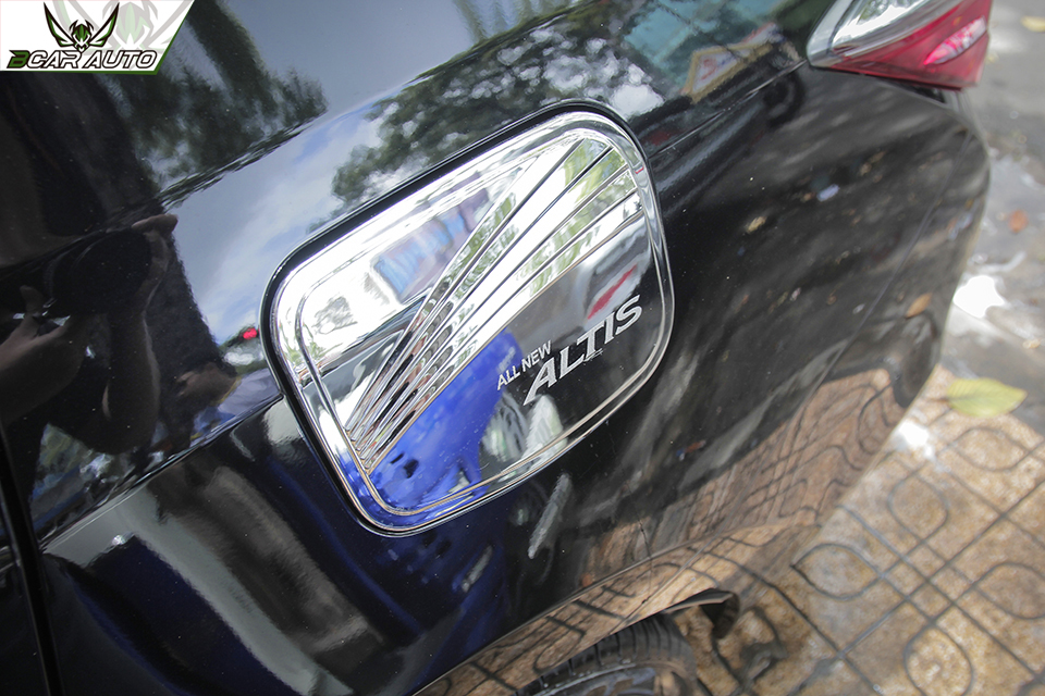 Ốp nắp xăng xe Toyota Corolla Altis