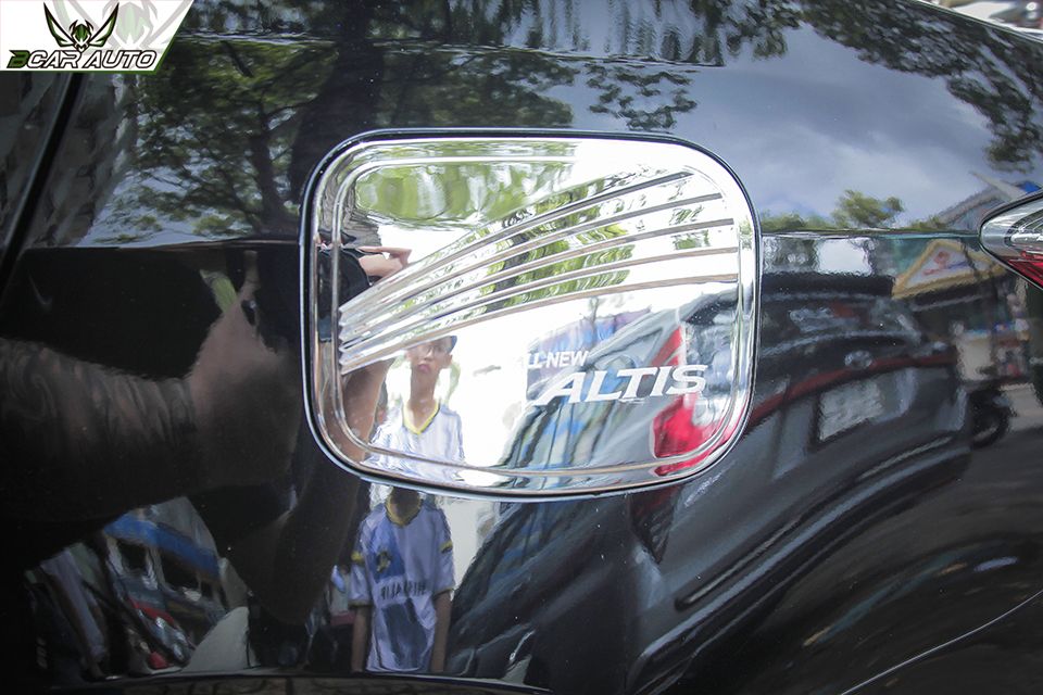 Ốp nắp xăng xe Toyota Corolla Altis