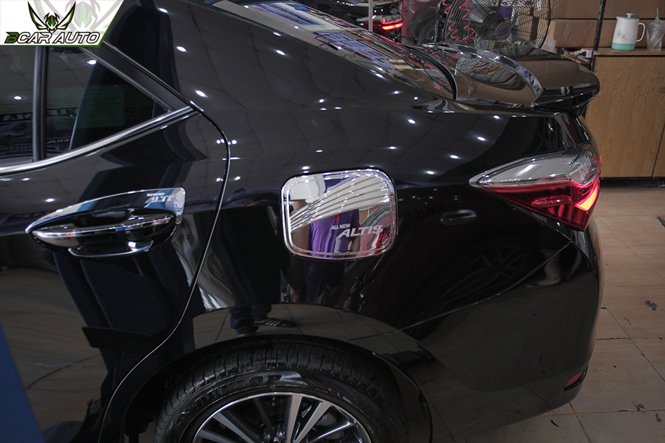 Ốp nắp xăng xe Toyota Corolla Altis