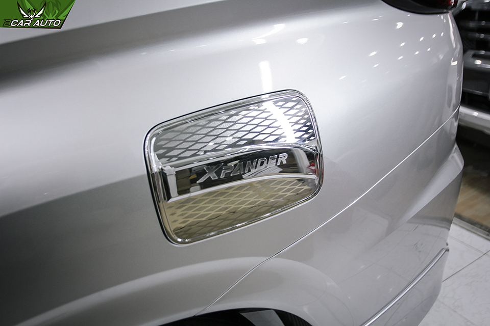 Ốp nắp bình xăng xe Mitsubishi Xpander