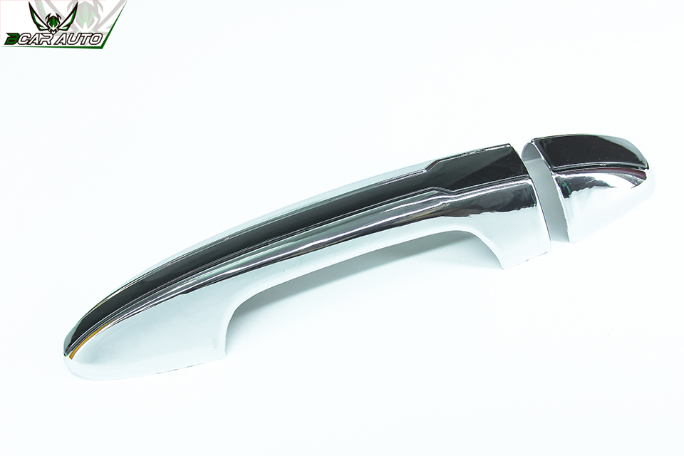 op-tay-nam-cua-xe-innova-3599062