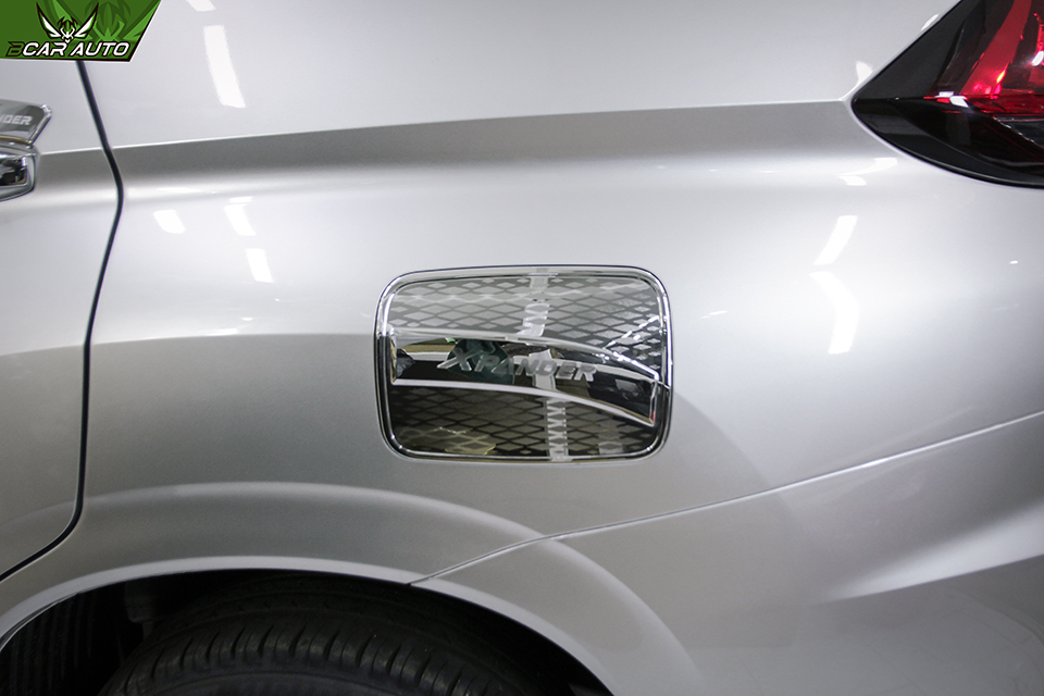 Ốp nắp bình xăng xe Mitsubishi Xpander