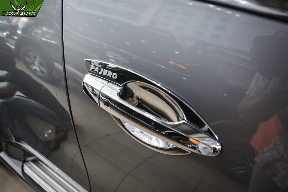 op-trang-tri-tay-nam-cua-xe-pajero-sport-2272961