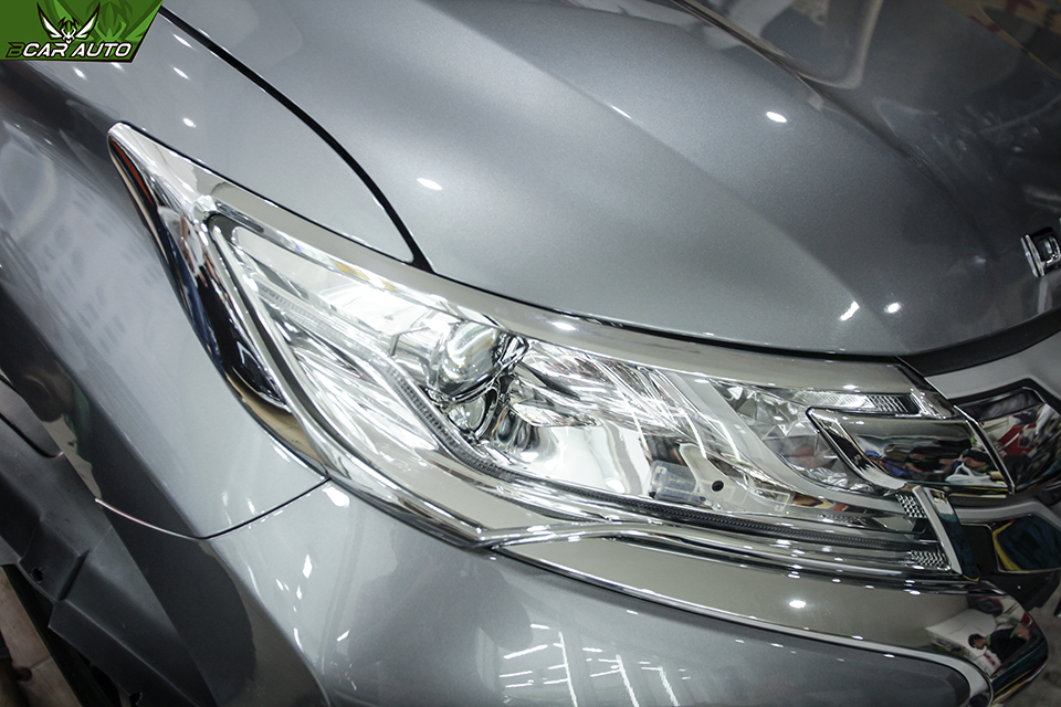 op-vien-den-truoc-xe-pajero-sport-3581914