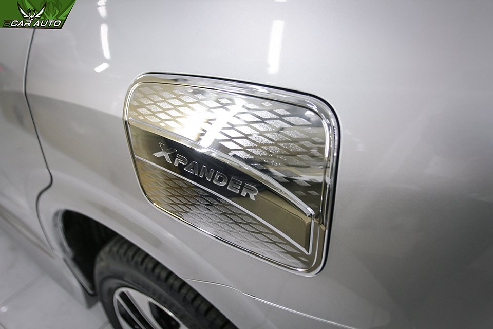 Ốp nắp bình xăng xe Mitsubishi Xpander