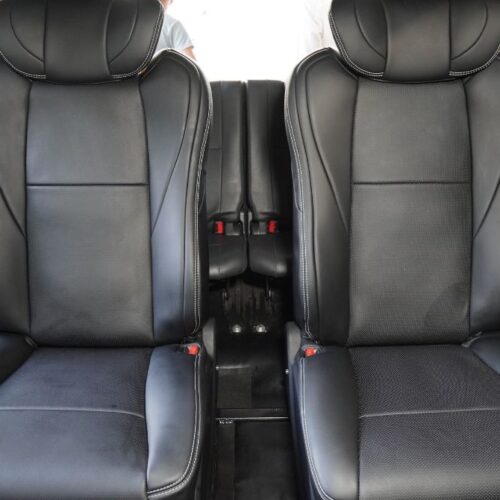 Khoảng trống giữa hai ghế Limousine giúp hành khách di chuyển xuống hàng ghế thứ 3 dễ dàng.