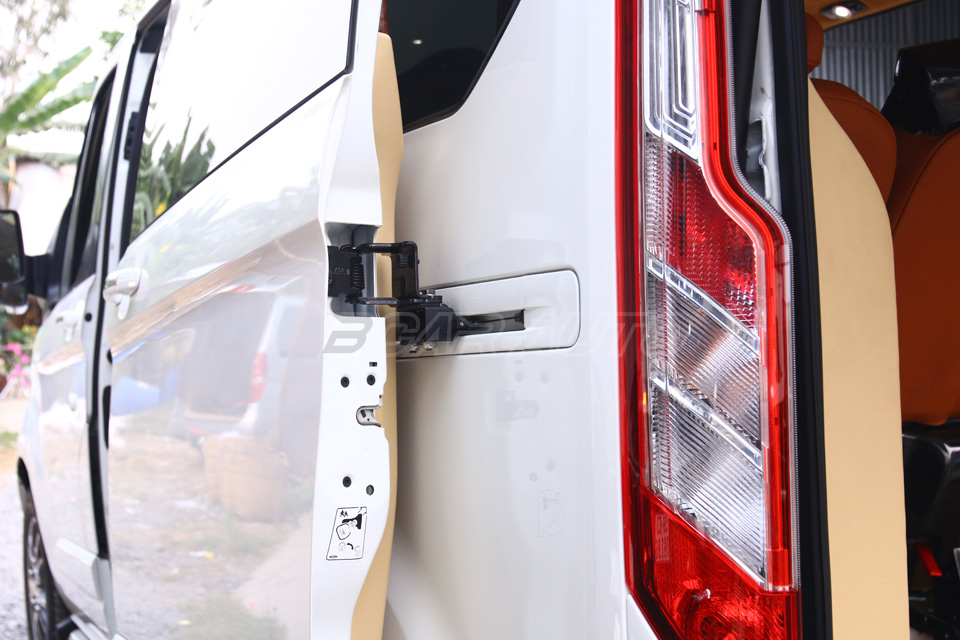 Viền đèn sau xe Ford Tourneo