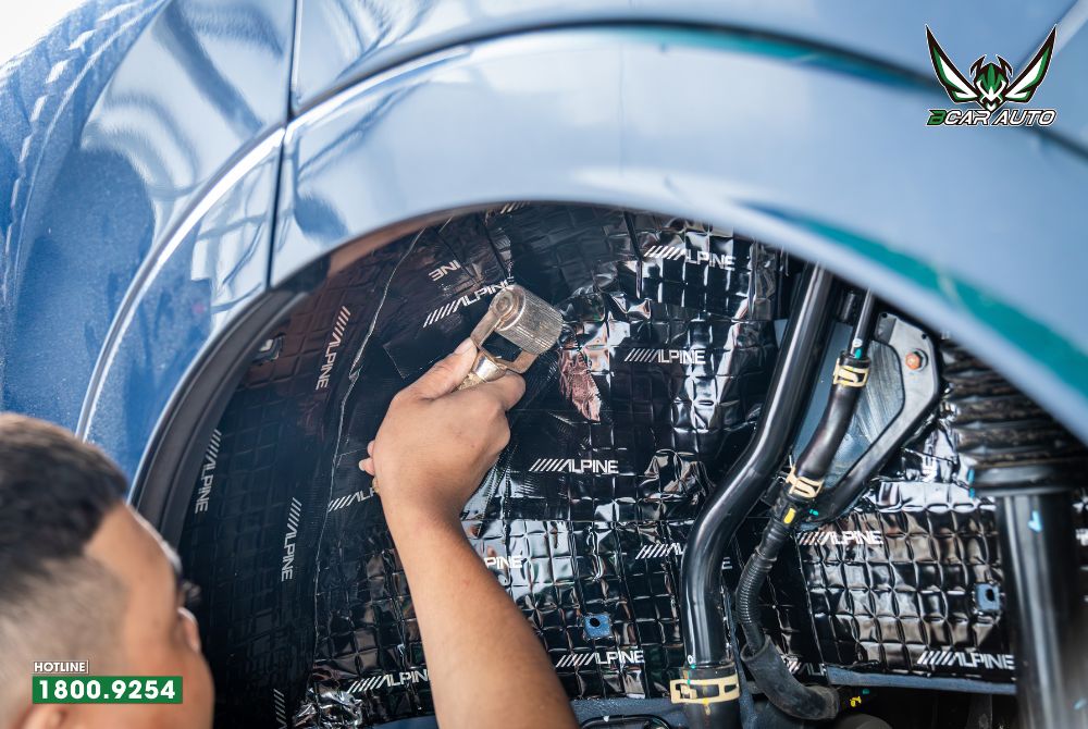 dán cách âm lên hốc bánh