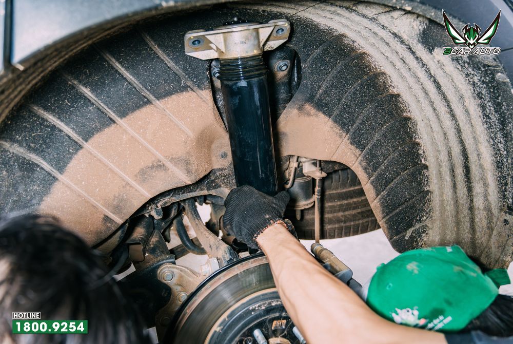 Nhân viên lắp và kiểm tra phuộc