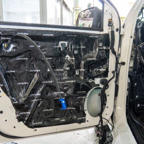 Tấm cách âm mỏng nhẹ, bám chắc vào bề mặt thi công