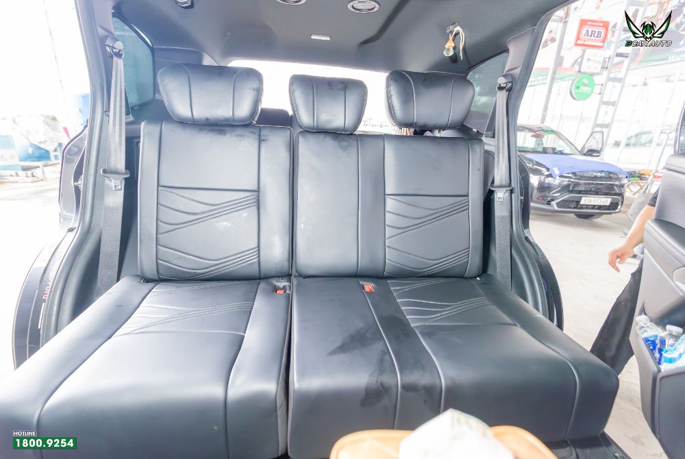 Bộ ghế băng 2 thành giường xe Ford Everest khi ở tư thế ngồi 