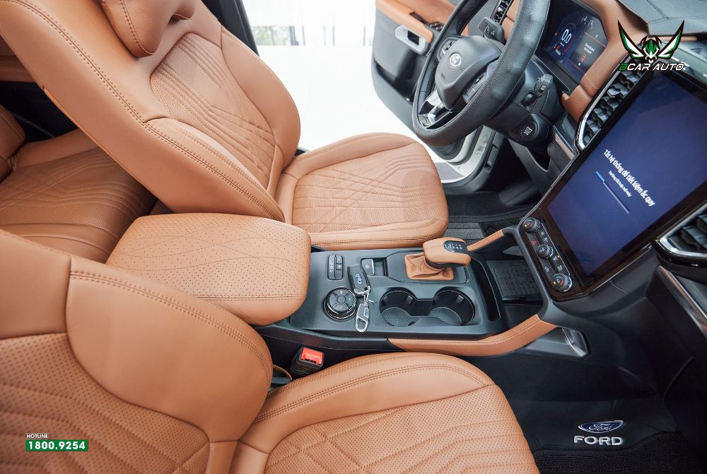 Bọc da bệ tỳ tay và cần số xe Ford Everest tại Bcar Auto 