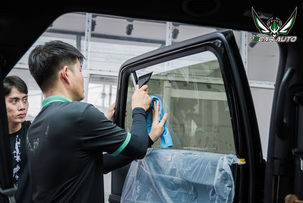 Dán phim cách nhiệt 3M Crystalline kính phụ xe Ford Everest