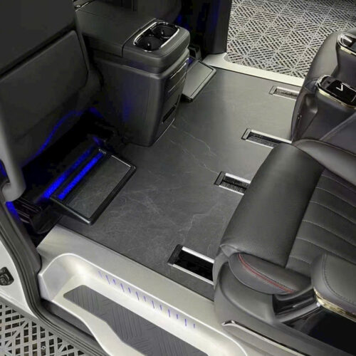 Sàn vân đá được cắt CNC chính xác tuyệt đối, ôm khít từng góc cạnh và ray ghế xe BYD M9