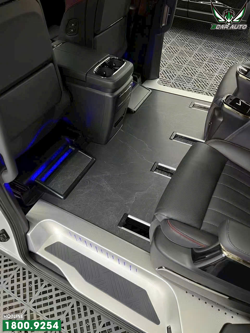 Sàn vân đá được cắt CNC chính xác tuyệt đối, ôm khít từng góc cạnh và ray ghế xe BYD M9