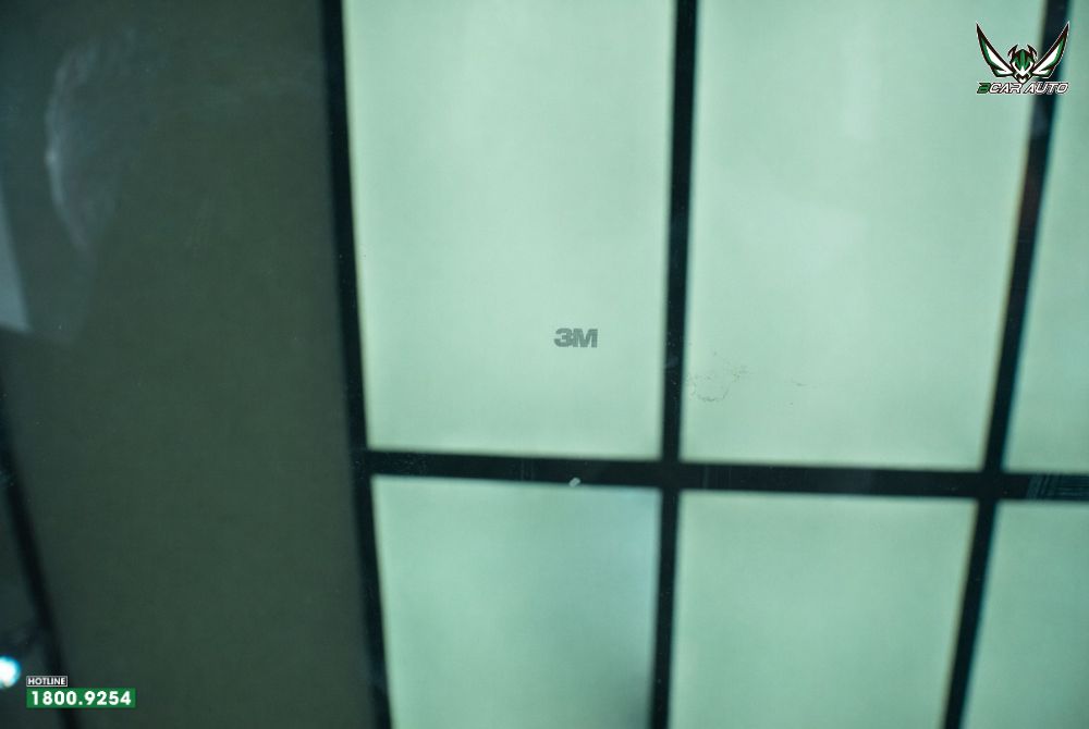 Sử dụng phim chính hãng có logo 3M trên lớp phim