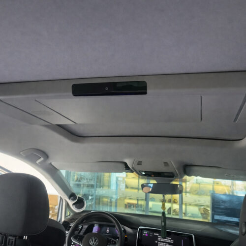 Màn hình ốp trần ô tô khi gập gọn lên trần xe