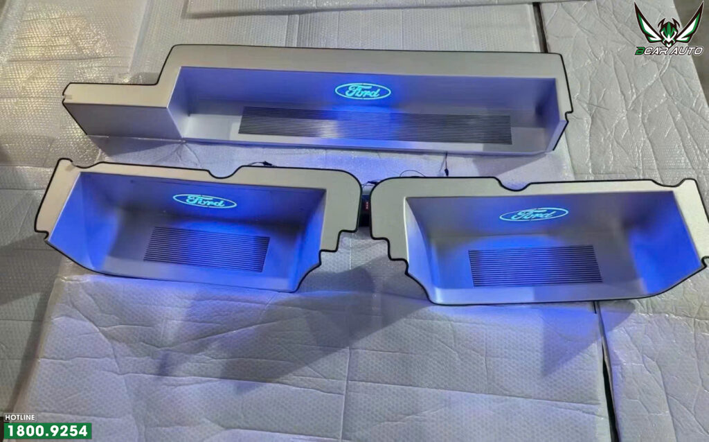 Nẹp bước chân có đèn cho Ford Transit 2025 có đèn LED phát sáng khi mở cửa