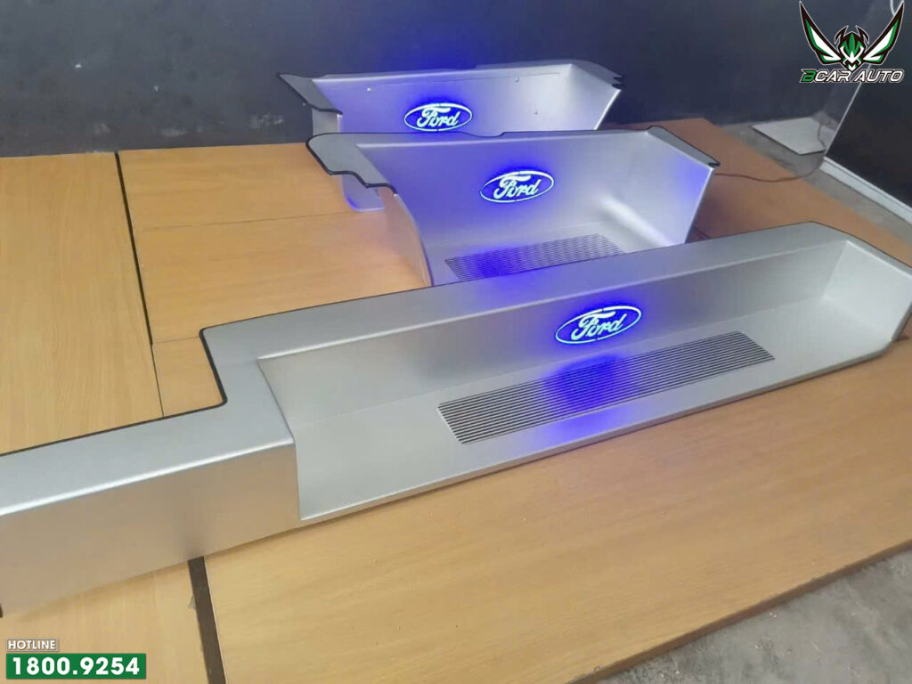 Cận cảnh nẹp LED Ford Transit 2025 với bề mặt chống trượt và hiệu ứng phát sáng