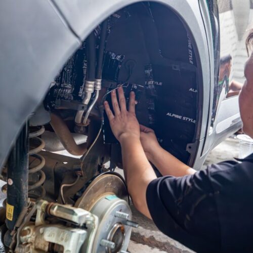 Nhân viên thi công dán cách âm vào từng hốc bánh 