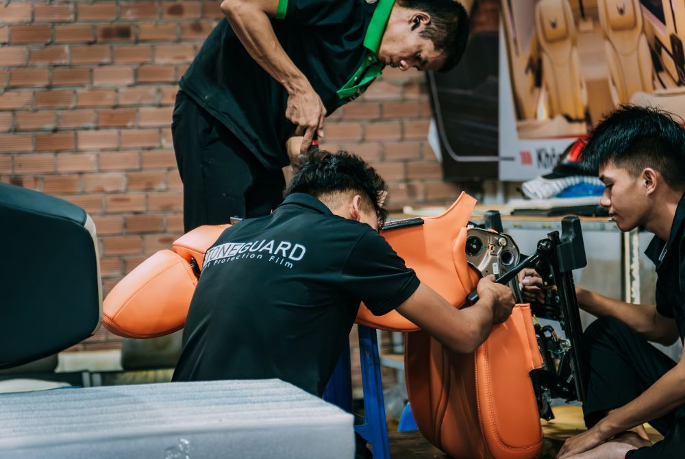 Kỹ thuật viên Bcar đang tiến hành bọc ghế da cho xe Ford Explorer