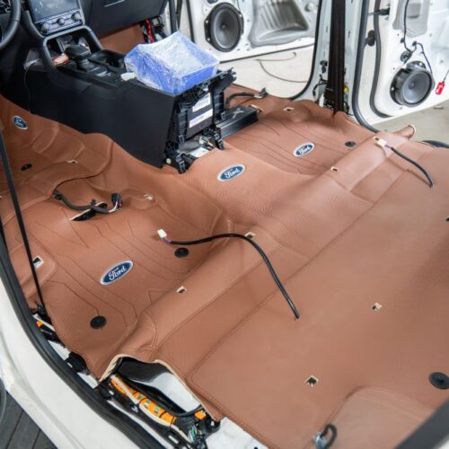 Trải thảm bao phủ toàn sàn xe