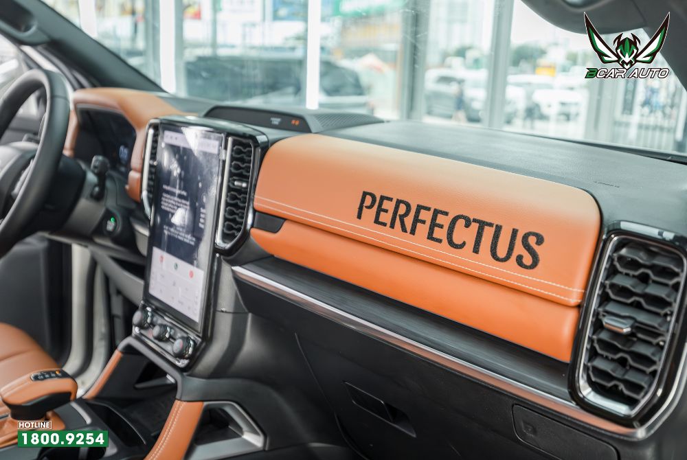 Thêu tên riêng trên taplo xe Ford Everest 