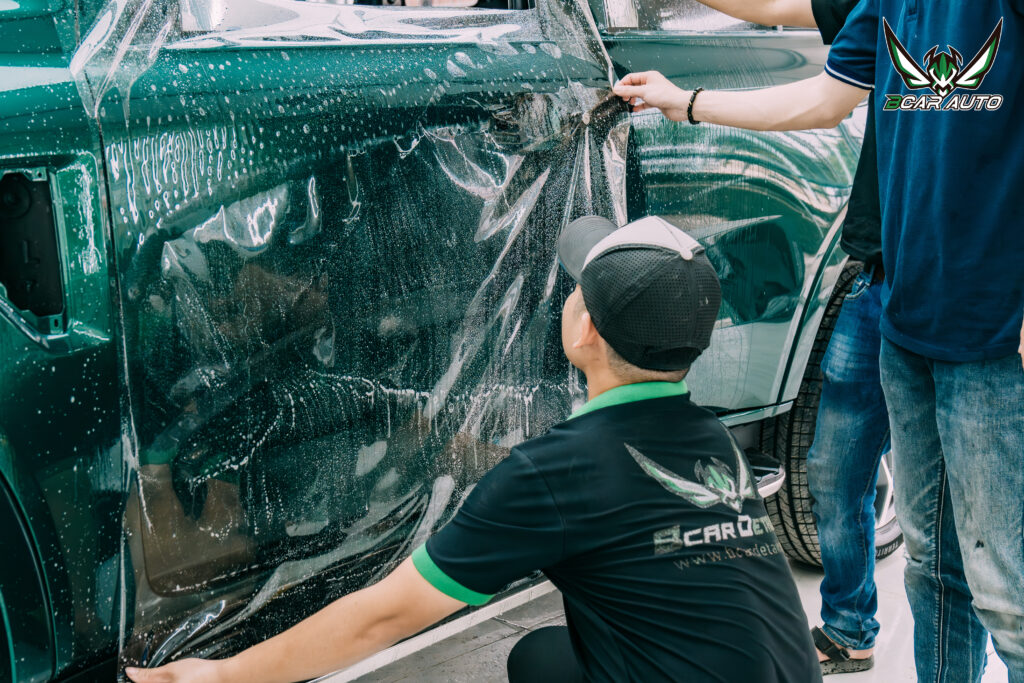 Kỹ thuật viên dán PPF xe Ford Everest tại Bcar Auto