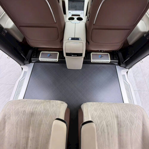 Bề mặt vân đá màu tối kết hợp cùng ánh sáng đèn LED tạo nên khoang thương gia đẳng cấp cho BYD M9.