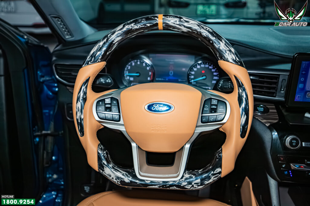 Cận cảnh vô lăng Carbon cho Ford Everest 2025 với bề mặt vân carbon