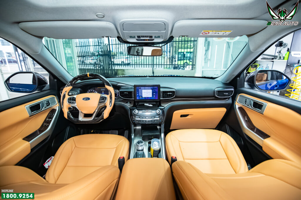 Khoang lái Ford Everest 2025 sau khi nâng cấp vô lăng carbon