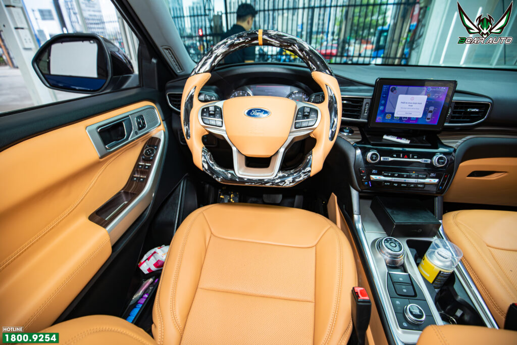 Góc nhìn từ ghế lái cho thấy vô lăng carbon trở thành điểm nhấn chính trong toàn bộ khoang điều khiển.