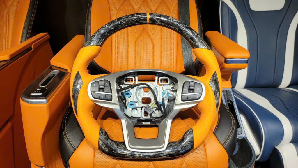 Vô lăng Carbon cho Ford Everest 2025 trong quá trình lắp đặt