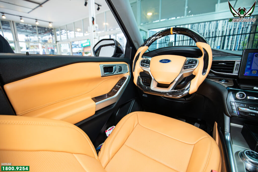 Góc nghiêng khoang lái Ford Everest với vô lăng carbon