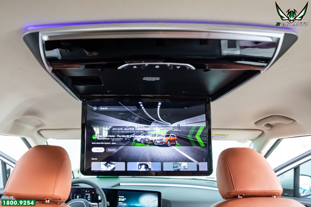 Màn hình ốp trần hiển thị nội dung rõ nét trong khoang nội thất Ford Everest