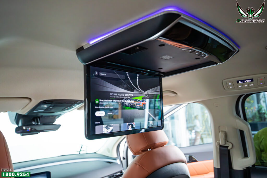 Góc nghiêng thực tế của màn hình ốp trần Ford Everest khi mở xuống