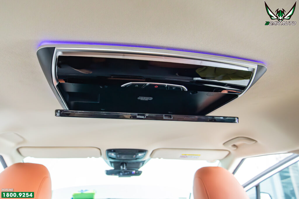 Cụm màn hình ốp trần được lắp gọn và cân đối với trần xe Ford Everest