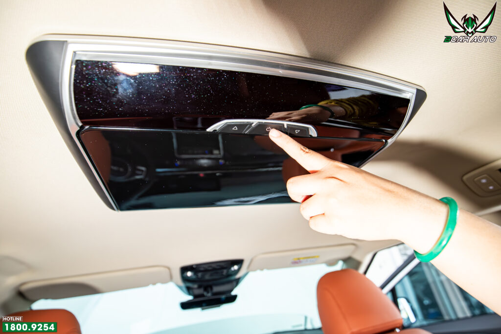 Cụm nút điều khiển tích hợp trên thân màn hình ốp trần Ford Everest